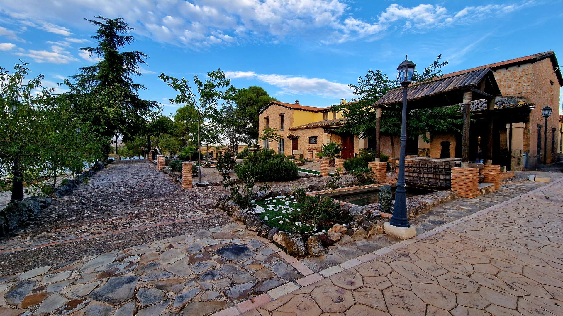 Paseo empedrado hacia la casa principal del Complejo Rural Volcán Columba